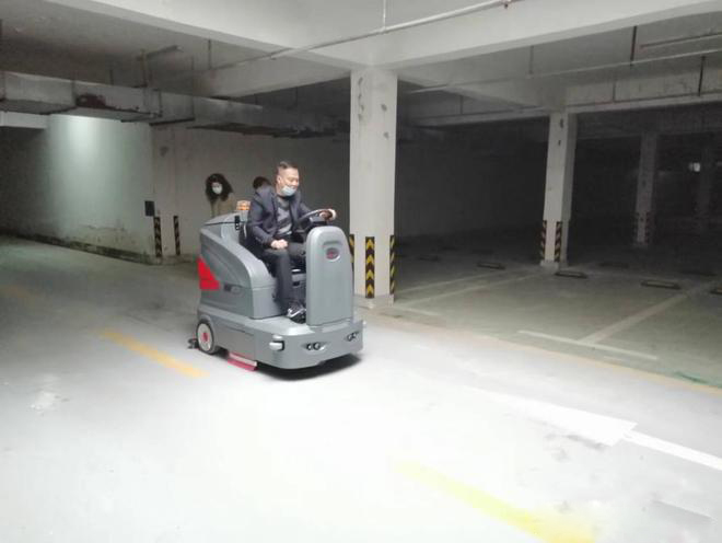 汕头小区物业保洁不用人力改用驾驶式洗地机了